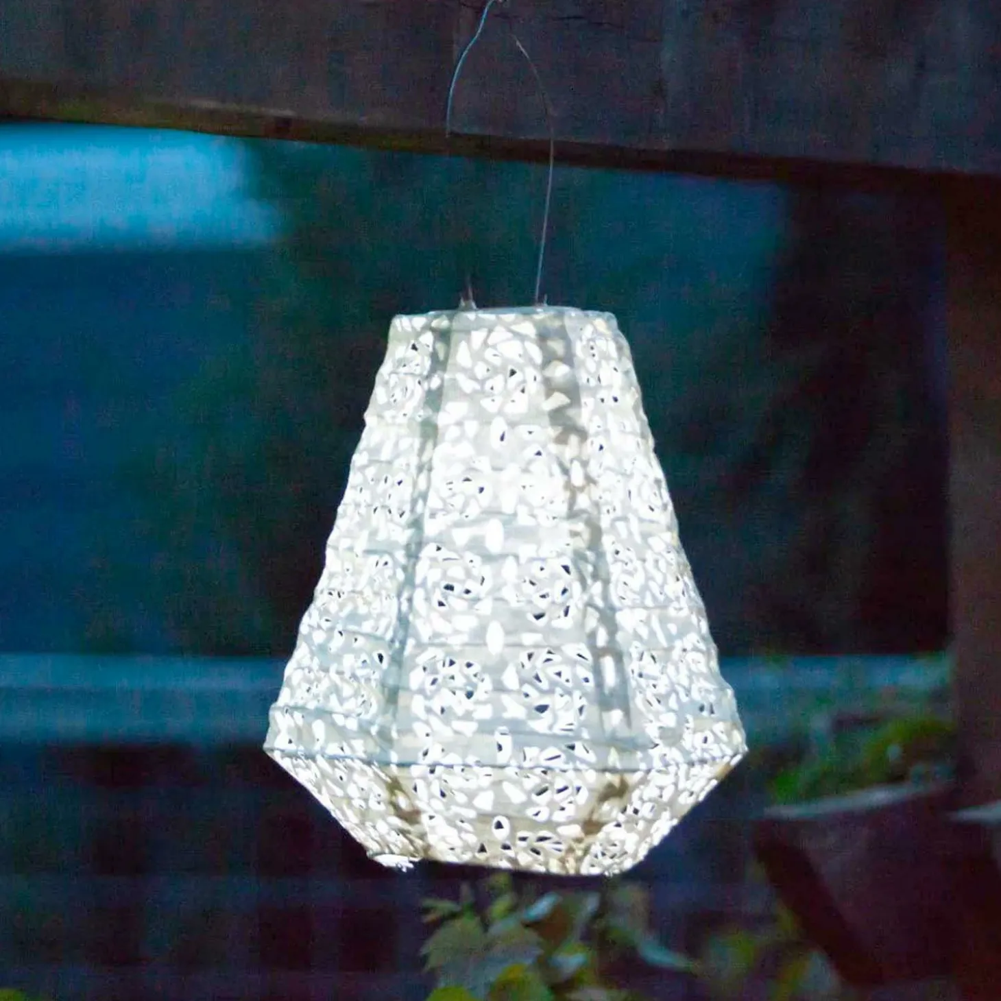 Garden Accents + Bird Feeders>Roger's Gardens Prism Pearl Rose Solar Lantern - 11"